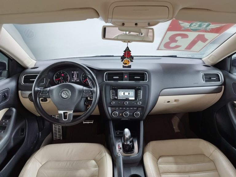 10-volkswagen-jetta-2.0-tsi-highline-200cv-gasolina-4p-tiptronic-fb-multimarcas-automoveis
