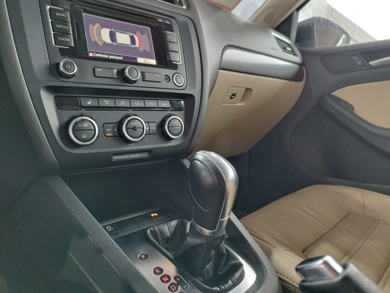 15-volkswagen-jetta-2.0-tsi-highline-200cv-gasolina-4p-tiptronic-fb-multimarcas-automoveis